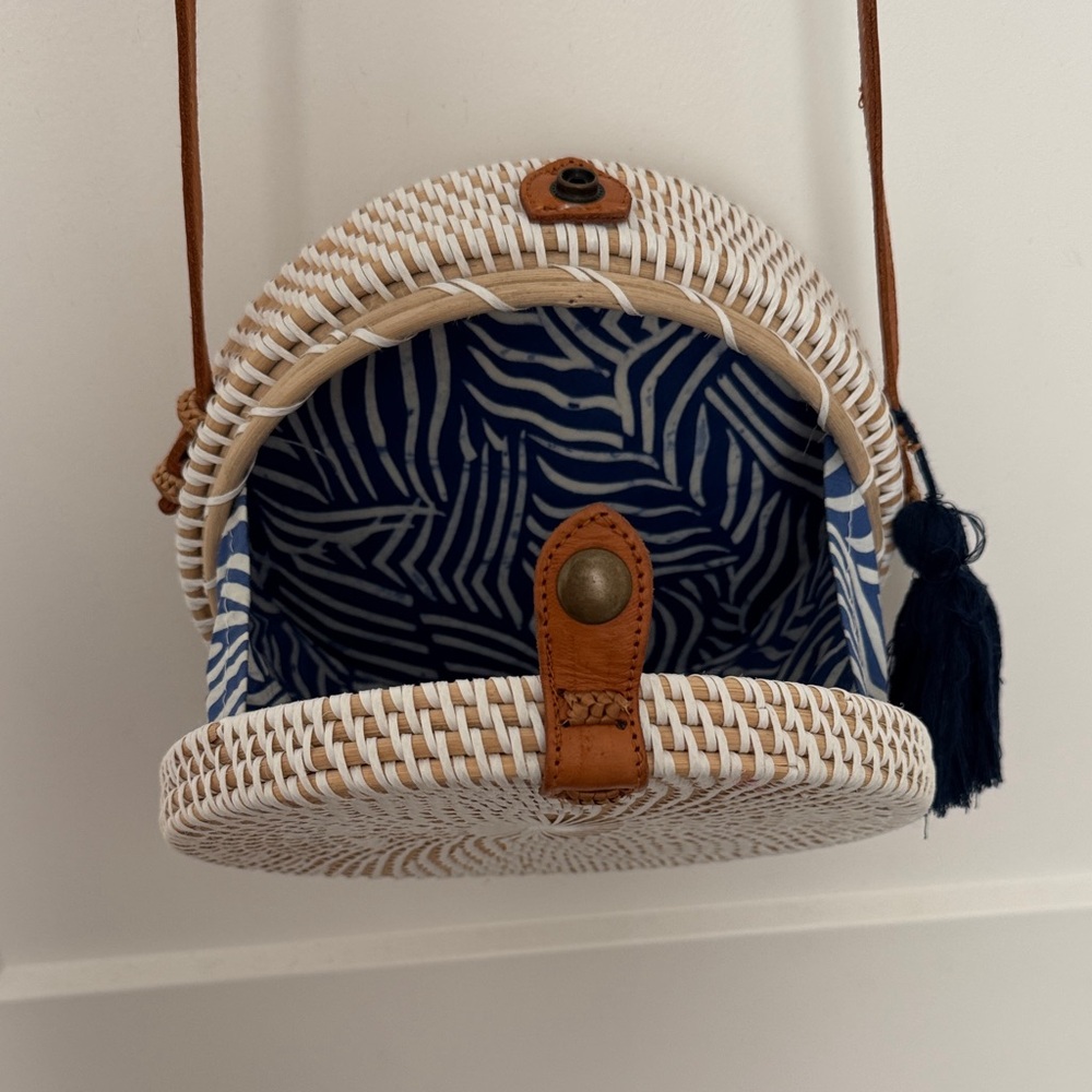 🎉HP🎉 Woven Circular Purse